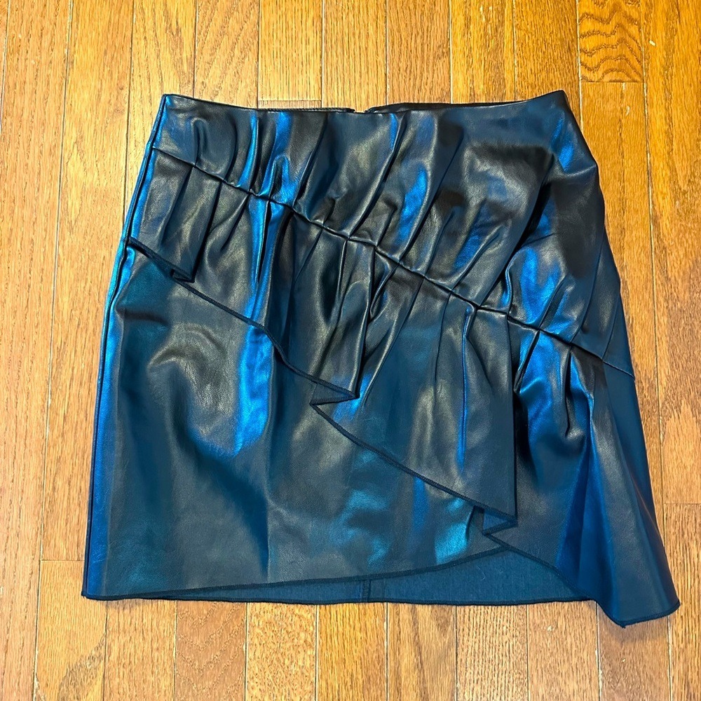 Forever 21 Faux Leather Mini Skirt Black Ruffle Zip up Back Size Medium NEW‎